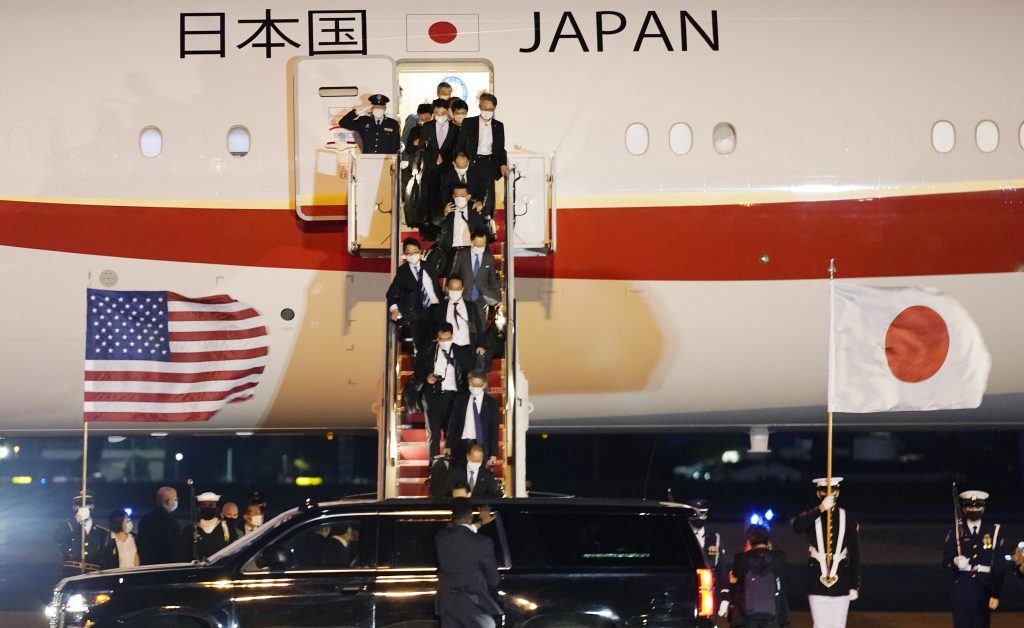 菅義偉首相がアンドルーズ空軍基地に到着後、飛行機から降りる日本の代表団。2021年4月15日(写真/AP)