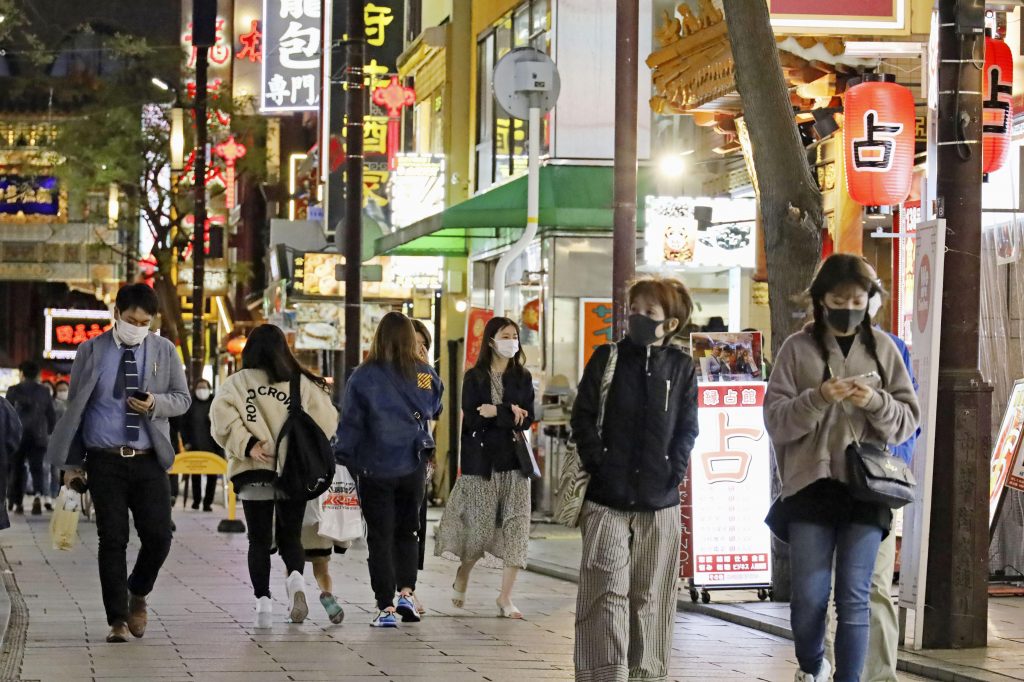 日本は、感染力のより強いコロナウイルス変異株が蔓延する中、より厳しい措置を講じられるよう東京に隣接する3都道府県と4つ目の対象地域となる中部地区でコロナウイルス警戒レベルを引き上げる。（ファイル写真/ AP通信経由共同通信）