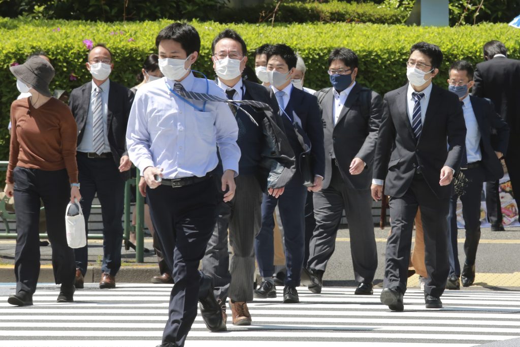 政府は既に、東京都と大阪府にまん延防止等重点措置を適用、対策を強化している。(AP)