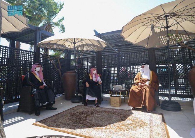 マナーマでサウジアラビアの外相ファイサル・ビン・ファルハーン王子を迎え入れるバーレーンのサルマン・ビン・ハマド王子。（SPA）