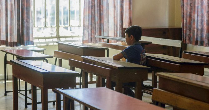 幸運にも学校に通うことができた子どもたちは、「推定で最大11週間の教育」を受けているが、シリア人の子どもたちの場合はその時間数がさらに少なくなる。(AFP通信)