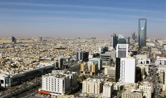 サウジアラビアのリヤドにある建物とキングダムセンタータワーを映す写真。（ロイターファイル写真）
