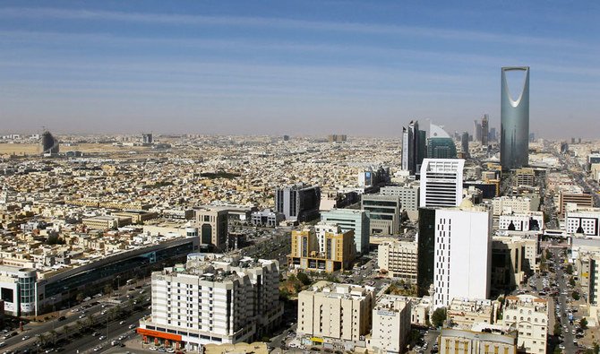 サウジアラビアのリヤドにある建物とキングダムセンタータワーを映す写真。(ロイターファイル写真)