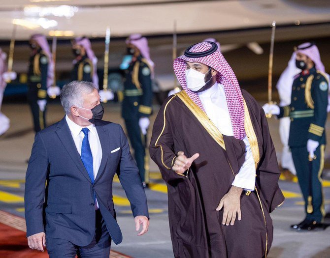 最近リヤドを訪問したサウジアラビアのムハンマド・ビン・サルマン皇太子と一緒に写るヨルダン国王アブドッラー2世（左）。(SPA写真)