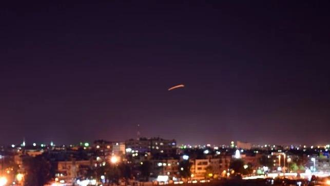 SANAによると、ミサイルの一部は隣国レバノン上空を飛行していたイスラエル軍の戦闘機によって発射された。（AFP通信/資料）