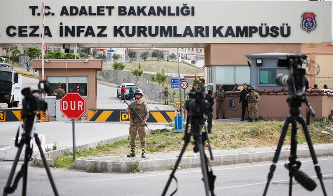 トルコ西部のイズミール県、アリアガの刑務所施設の向かいに、報道陣のカメラが設置されている。(AP通信)