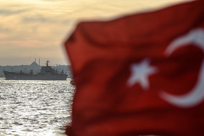フェリーの上でトルコ国旗がはためく中、イスタンブール沖のボスポラス海峡を通って地中海東部へ向かう途中のロシア軍艦BSFサラトフ150。2015年9月26日撮影。（資料写真/AFP）