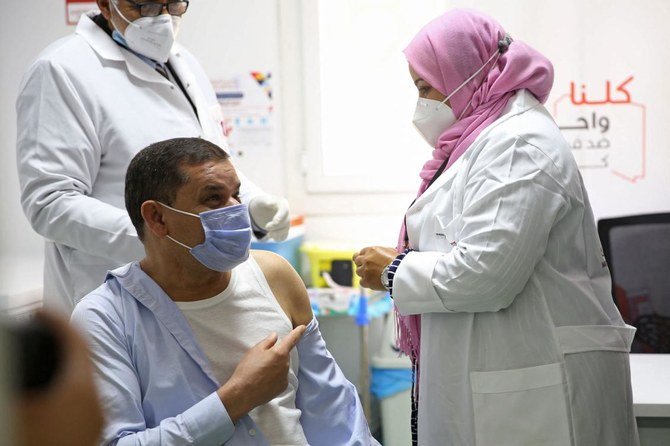 2021年4月10日、全国的なワクチン接種キャンペーンの開始に伴い、首都トリポリの疾病対策センターで新型コロナウイルスワクチンの接種を受けるリビアのアブドルハミド・ドベイバ首相。（AFP通信）