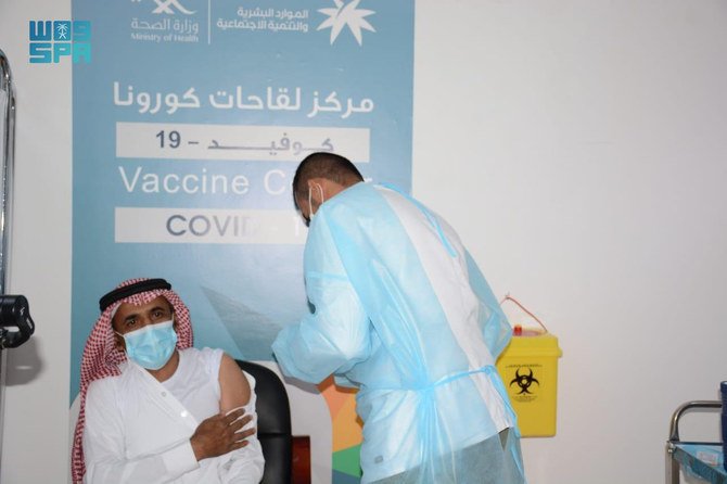 木曜にCOVID-19ワクチンの第一回接種を受けるサウジ人事省アルバハ地区支部の職員。（SPA）
