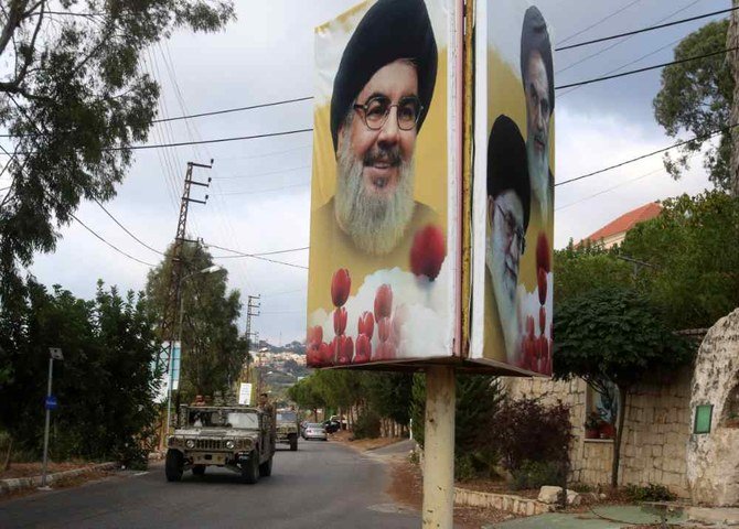 レバノン南部の看板に掲示されたヒズボラリーダーのハッサン・ナスラッラー、イラン最高指導者アヤトラ・アリ・ハメネイ師（中央）、イランを建国した故アヤトラ・ルホラ・ホメイニ師の肖像（AFP）。