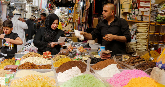 2021年4月12日、聖なる断食月ラマダーンに先立ち、イラク・モスルの卸売市場で買い物をするイラク人女性。（ロイター）