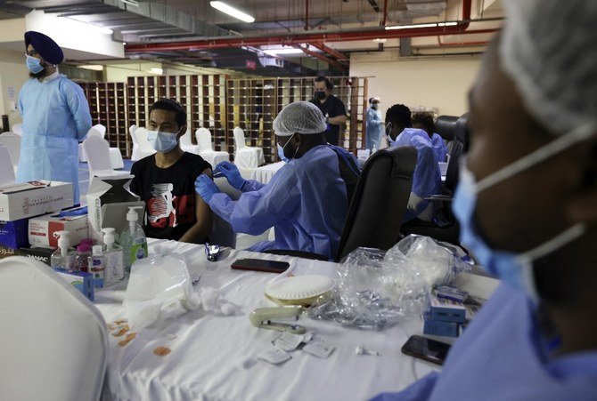 UAEの全国的なワクチン接種プログラムは、国民にコロナウイルスに対する免疫を与えることで、ウイルスの拡散を抑制し、感染者数の減少につなげることを目的としている。（AFP通信）