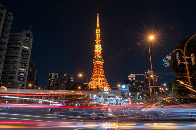 2021年3月27日、アースアワーを前に、照明で照らされている東京タワー。（写真撮影カズヒロ・ノギ / AFP）