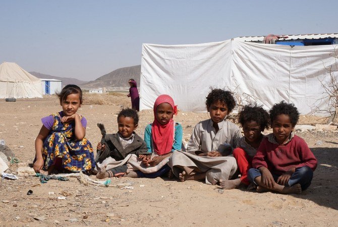 2021年2月18日、北部都市マリブ郊外にある国内避難民向けJaw Al-Naseemキャンプで座っているイエメンの子どもたち。（AFP通信/資料写真）