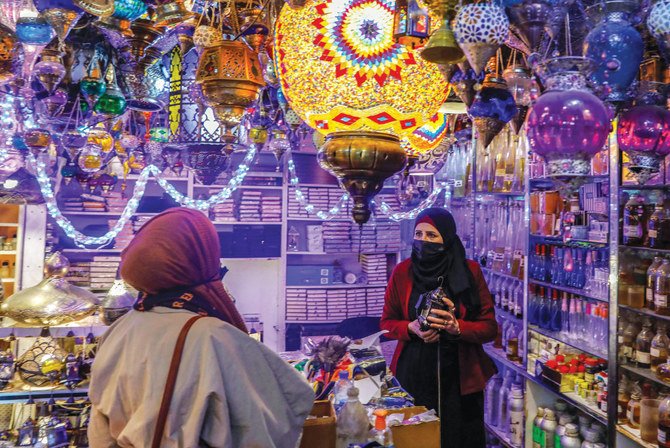 パレスチナ人の小売店主が、エルサレムの旧市街でラマダン・ランタンを販売している。（AFP）