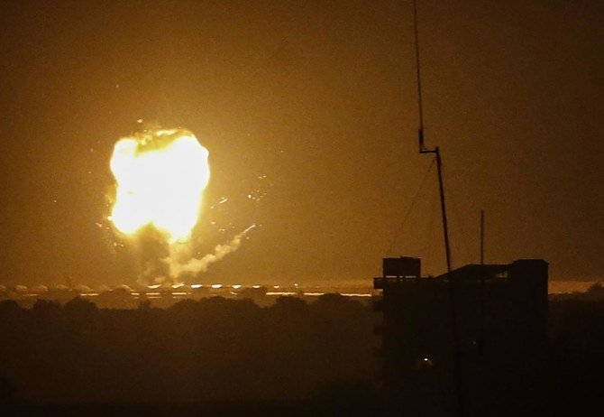 上の写真は、イスラエルの空爆を受けたガザ地区南部のラファにおける爆発の様子。(AFP)