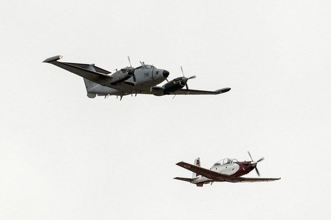 イスラエルのビーチクラフトエアキング（左）と、イスラエルのエフロニT-6テキサンII航空機（右）がイスラエル空軍パイロットの卒業式の航空ショーでパフォーマンスを見せる。 （ファイル/ AFP）