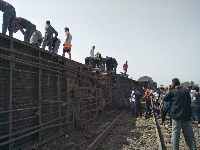 カリュビア県で18日（日）、８両の車両が脱線した列車事故で数人が負傷した。(@qalyubiya)