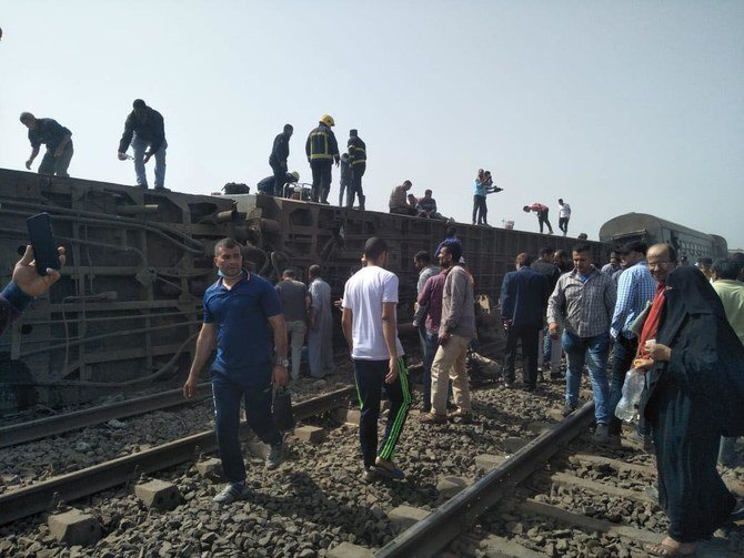 カリュビア県で18日（日）、８両の車両が脱線した列車事故で数人が負傷した。(@qalyubiya)