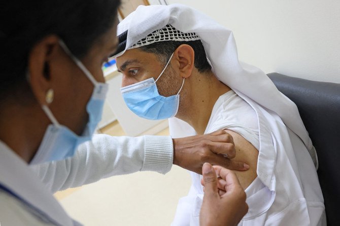 2020年12月24日、ドバイのアルバルシャ保健センターで新型コロナウイルスのワクチン接種を受けるUAEの男性。（AFPの資料写真）