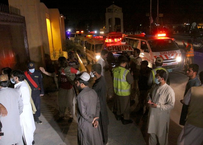 2021年4月21日水曜日、パキスタンのクエッタで発生した爆発の現場近くに救急車が駐車。（AP）