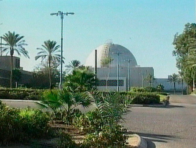 ディモナにあるイスラエルの最高機密の核施設が、イスラエルのテレビ局チャンネル10が2005年1月7日に放送した映像から作成したこの資料画像に写っている。（AP）