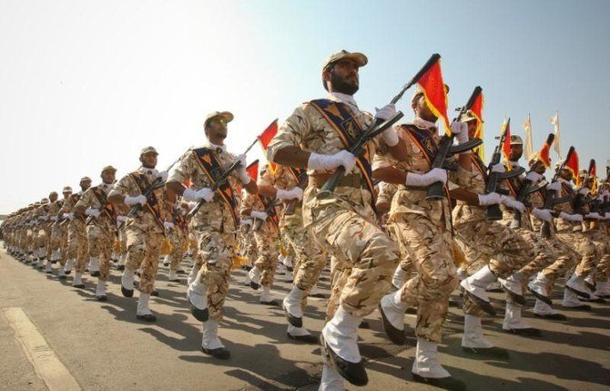 パレードを行うイラン革命防衛隊の隊員たち。水曜日、テロの疑いが持たれる正体不明の武装集団が革命防衛隊の隊員2人を殺害したとIRNAが報告した。 （ロイター）