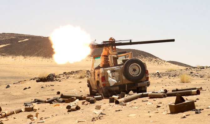 2021年3月9日、イエメン・マアリブでのフーシ派兵士との戦闘中、前線で車両搭載武器を発射する、イエメンの政府軍兵士。(ロイター)