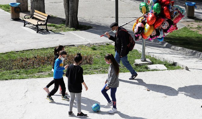 コロナウイルスの感染拡大に対してマスクを着用し、全国的なロックダウンの数時間前に公園で遊ぶ子供達、アンカラ、トルコ、2021年4月21日。（AP通信）