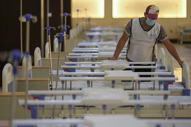 2020年6月21日、首都バグダッドにあるバグダッド国際見本市展示場で、525床を備えた仮設病院の設営に取り組む「Aqiq Institution for Charity」のイラク人ボランティア。(資料/AFP通信)
