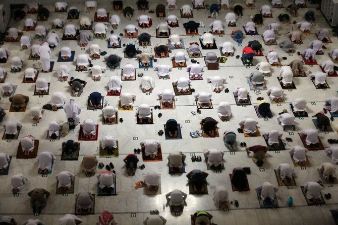 2021年４月13日、ラマダンの断食月にマッカ・大モスクのカアバ周辺で夜のタラウィの祈りを行うムスリム礼拝者たち。（AFP）