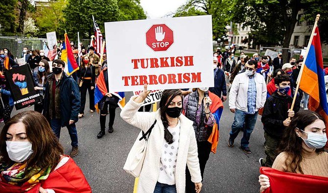 アルメニア人追悼記念日に、ワシントンで行われた抗議デモで、トルコ大使公邸からトルコ大使館まで行進するアルメニア人たち。(AFP通信)