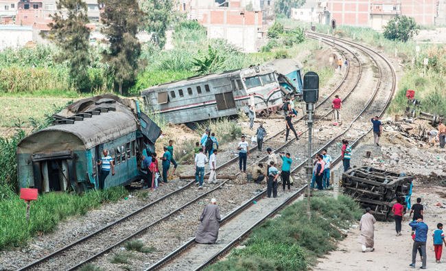 2017年8月11日にアレクサンドリア近郊で発生した列車衝突事故の残骸を撮影した資料写真。同じ路線で2021年4月25日、新たな事故が発生してしまった。（AFP）