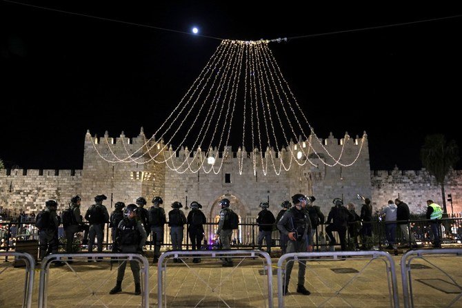 2021年4月27日、エルサレム旧市街のダマスカス門の外で見張りをしている、イスラエル治安部隊。（ファイル/AFP）