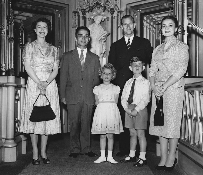 1955年6月19日、ウィンザー城でエリザベス2世（左）、フィリップ王子、チャールズ皇太子、アン王女とともにポーズをとるヨルダンのフセイン国王（左から2人目）とディナ王妃（右）（AFP通信/資料写真）