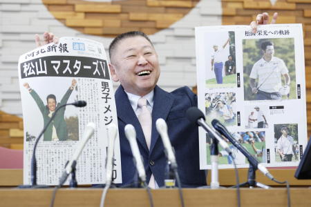 東北福祉大学時代の松山英樹のゴルフコーチ、阿部靖彦氏が仙台での記者会見で話しをした際に、松山選手のマスターズ優勝を取り上げた地元新聞の号外を手に持つ。（ロイター）