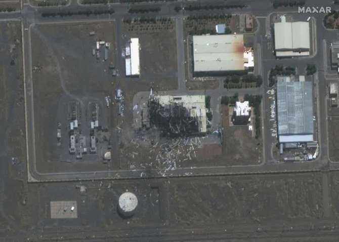 イランのナタンズ核開発施設での爆発後の様子。(MAXAR 経由ロイター)