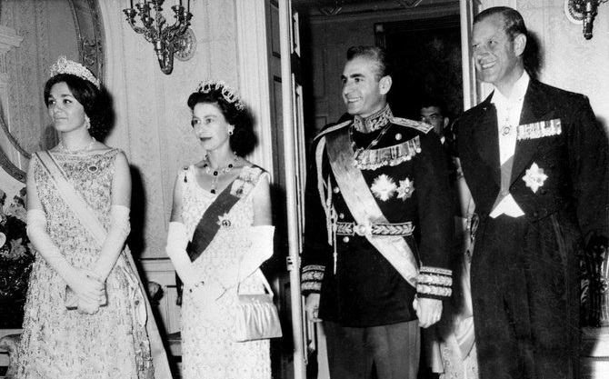1961年3月にテヘランを公式訪問中のエリザベス女王2世とフィリップ王子が、イランのシャー・モハマド・レザ・パーレビと彼の妻ファラー・パーレビと共にポーズをとっている（AFP通信/資料写真）