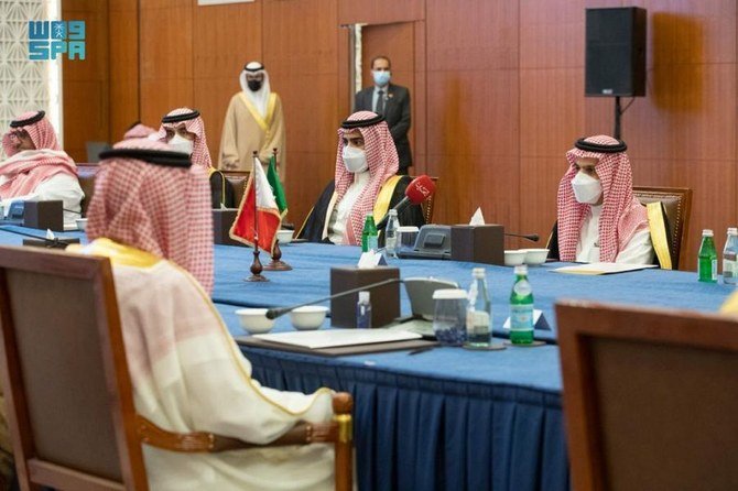 サウジ・バーレーン調整会議の政治調整委員会の議長を務めるサウジアラビアの外相ファイサル・ビン・ファルハーン王子とカウンターパートであるバーレーンのアブドゥルラティーフ・ビンラシッド・アル・ザヤニ外相。（SPA）
