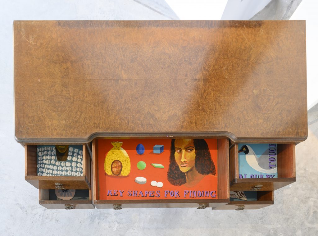 ルバイナ・ヒミッドの「フィーリングカラーバイタッチ」2019。木製ドレッシングテーブル（74 x 122 x 90 cm ）にアクリルでペイントしたもので、引き出しは開きっぱなしにしてある。閉じた状態では寸法は74 x 122 x 51 cm。（写真提供：シャルジャ芸術財団）