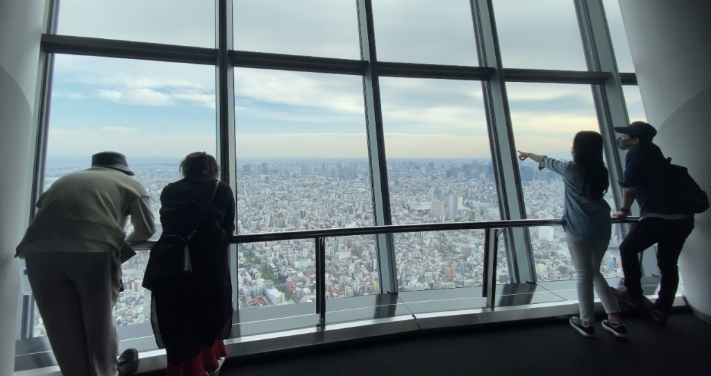 スカイツリーの訪問客が地上350メートルから東京の街を眺める。（ANJ 写真） 