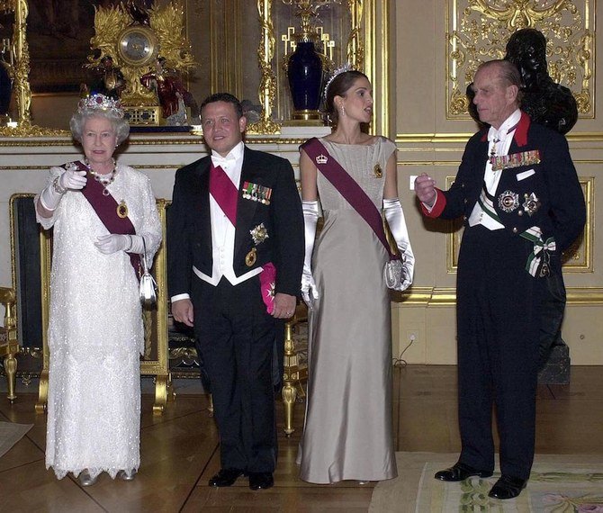 2001年11月06日、ウィンザー城で開催された国賓晩餐会に出席する前にポーズをとるイギリスのエリザベス2世（左から右）とヨルダンのアブドラ国王2世、ラニア王妃、エディンバラ公（AFP通信/資料写真）