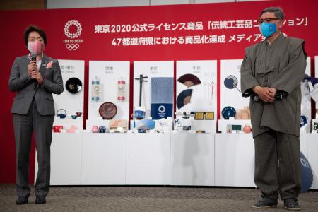 東京2020オリンピック組織委員会の橋本聖子会長（左）と、東京2020ブランドの特別な三味線（三弦の邦楽器）を制作した職人の河野公昭氏は、2021年4月15日に東京で開催された伝統工芸品コレクションの東京2020プレスイベントに出席した。（AFP）