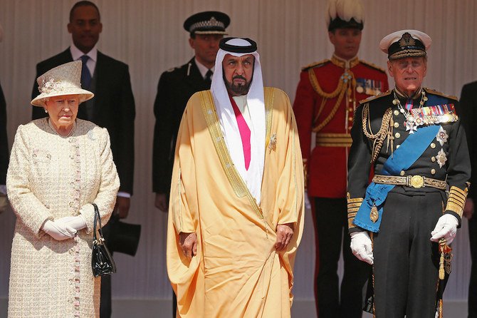 2013年4月30日、ウィンザーの町で行われたセレモニアル・ウェルカムの際、UAEのシェイク・ハリファ・ビン・ザーイド・アルナハヤン大統領の隣に立つ英国のエリザベス2世（左）と夫のフィリップ王子（右）（AFP通信/資料写真）