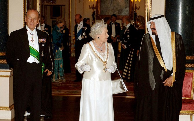 サウジアラビアのアブドラ国王（右）が、サウジ国王の訪問の初日を終え、ロンドンのバッキンガム宮殿で行われた国賓晩餐会の前に、エリザベス2世（中央）とエディンバラ公（左）と会談している（AFP通信/資料写真）