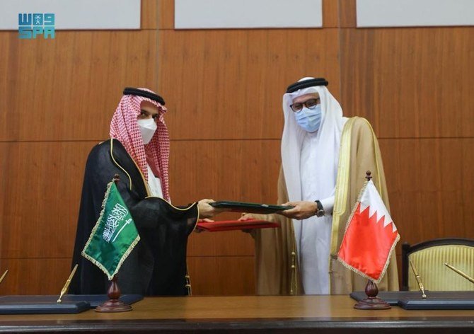 サウジ・バーレーン調整会議の政治調整委員会の議長を務めたサウジアラビアの外相、ファイサル・ビン・ファルハーン王子とカウンターパートであるバーレーンのアブドゥルラティーフ・ビンラシッド・アル・ザヤニ外相。（SPA）