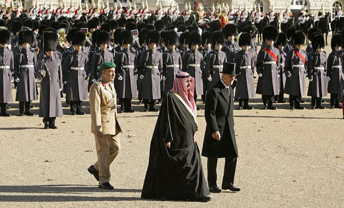 2007年10月30日、サウジアラビアのアブドラ国王（前列中央）が、英国のフィリップ殿下（前列右）に付き添われ、ロンドンのモールに沿った国主催の馬車の行列の前に、ホースガードの衛兵を閲兵している（AFP通信/資料写真）