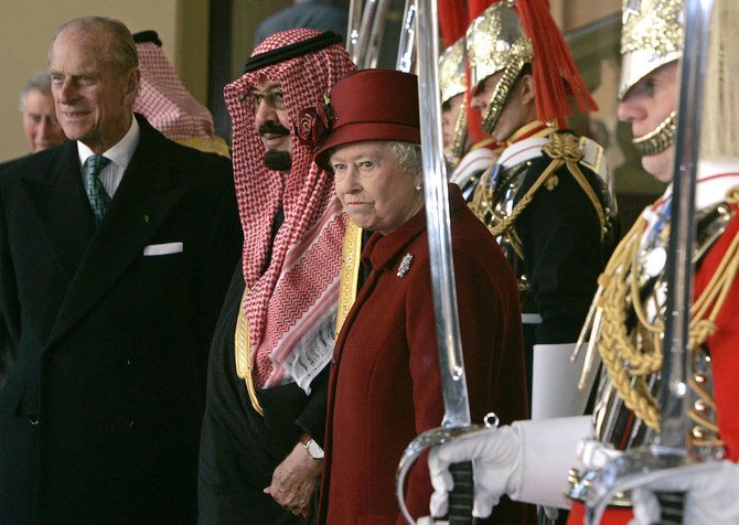 2007年10月30日、サウジアラビアのアブドラ国王（左から2人目）をロンドンのバッキンガム宮殿に迎える英国のエリザベス女王2世（左から3人目）とフィリップ王子（左）（AFP通信/資料写真）
