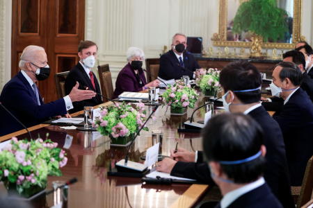 菅義偉首相と2国間拡大会合に臨むジョー・バイデン大統領。2021年4月16日、米国ワシントンのホワイトハウスの大食堂「ステートダイニングルーム」にて。(ロイター)