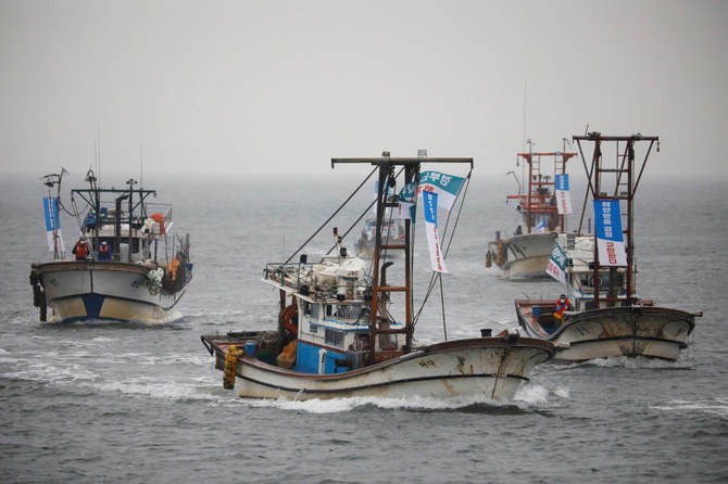 2021年4月30日に韓国の仁川沖で、損傷した福島原発の汚染水を海に放出するとの日本の決定の撤回を求め、韓国漁船が海上デモに参加する。（ロイター）